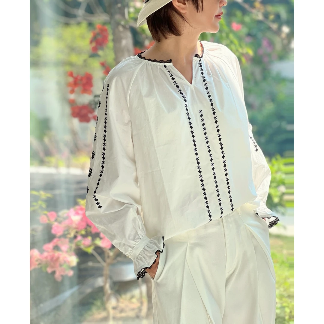 质社原创设计百搭V领刺绣白色衬衫XF015