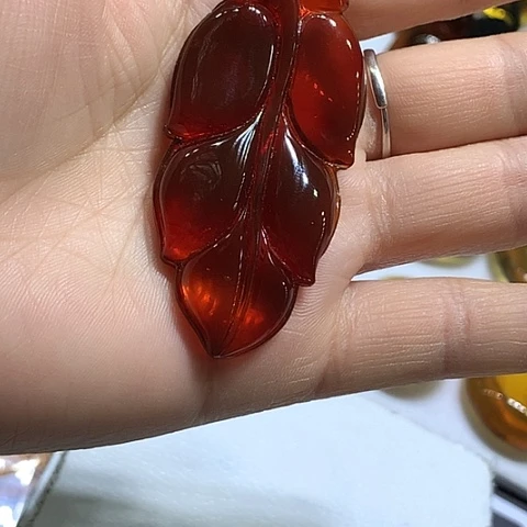 琥珀颈饰未镶嵌血珀叶子