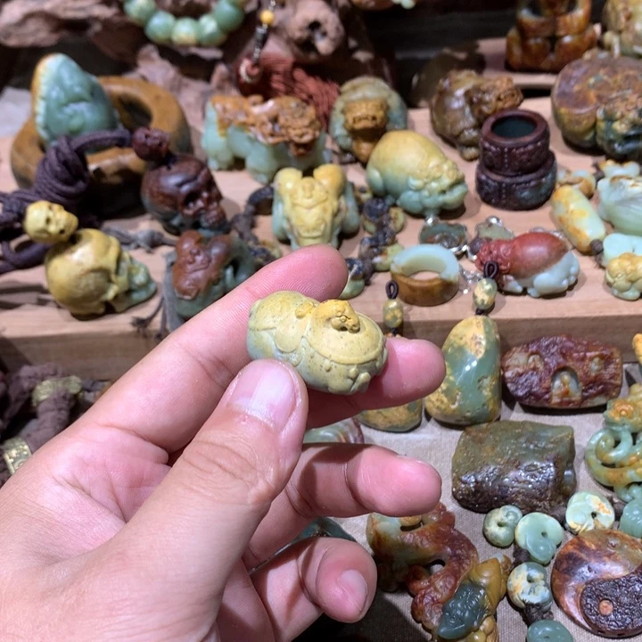 未镶嵌岫岩河磨玉（透闪石质玉）挂件