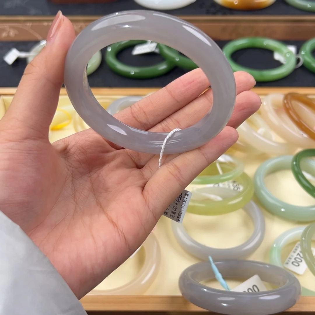 咖***糖和田玉未镶嵌手镯有微瑕