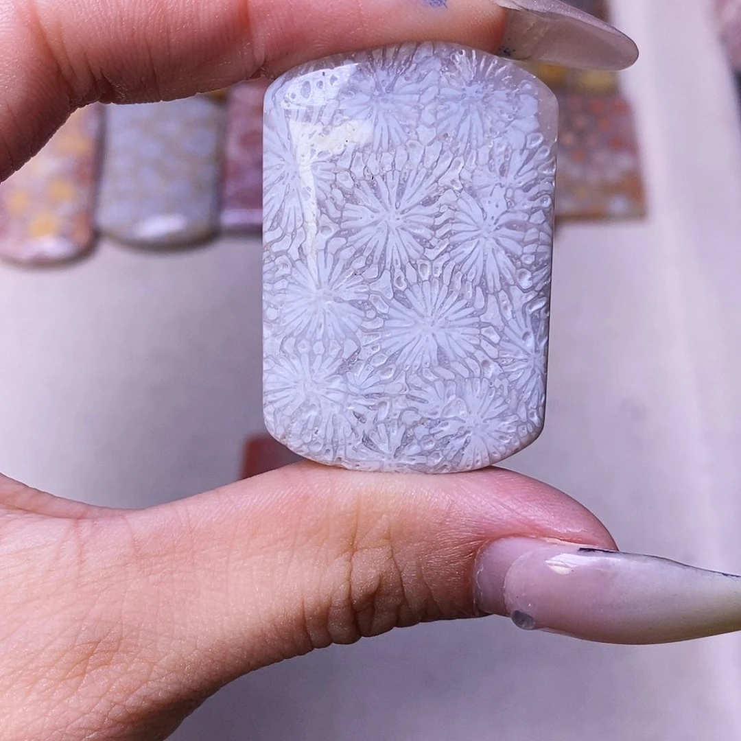 查罗石合金颈饰乘*