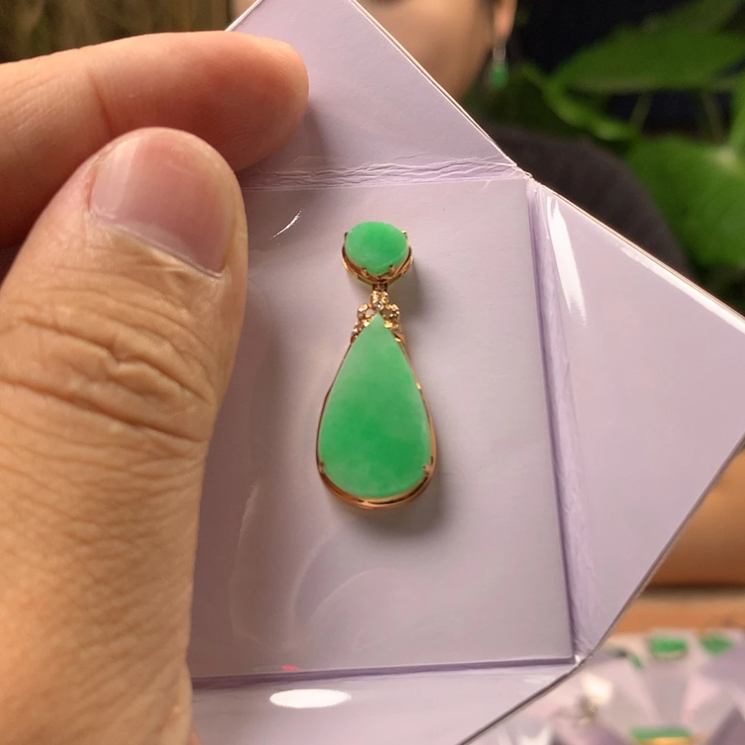 翡翠18K金镶嵌颈饰