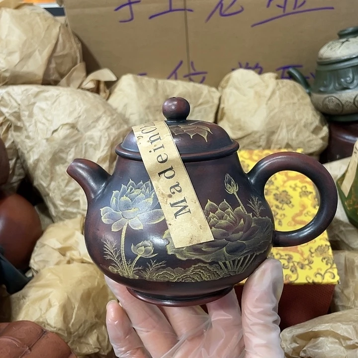 茶壶紫砂原矿泥料手工制作的一把紫砂壶。