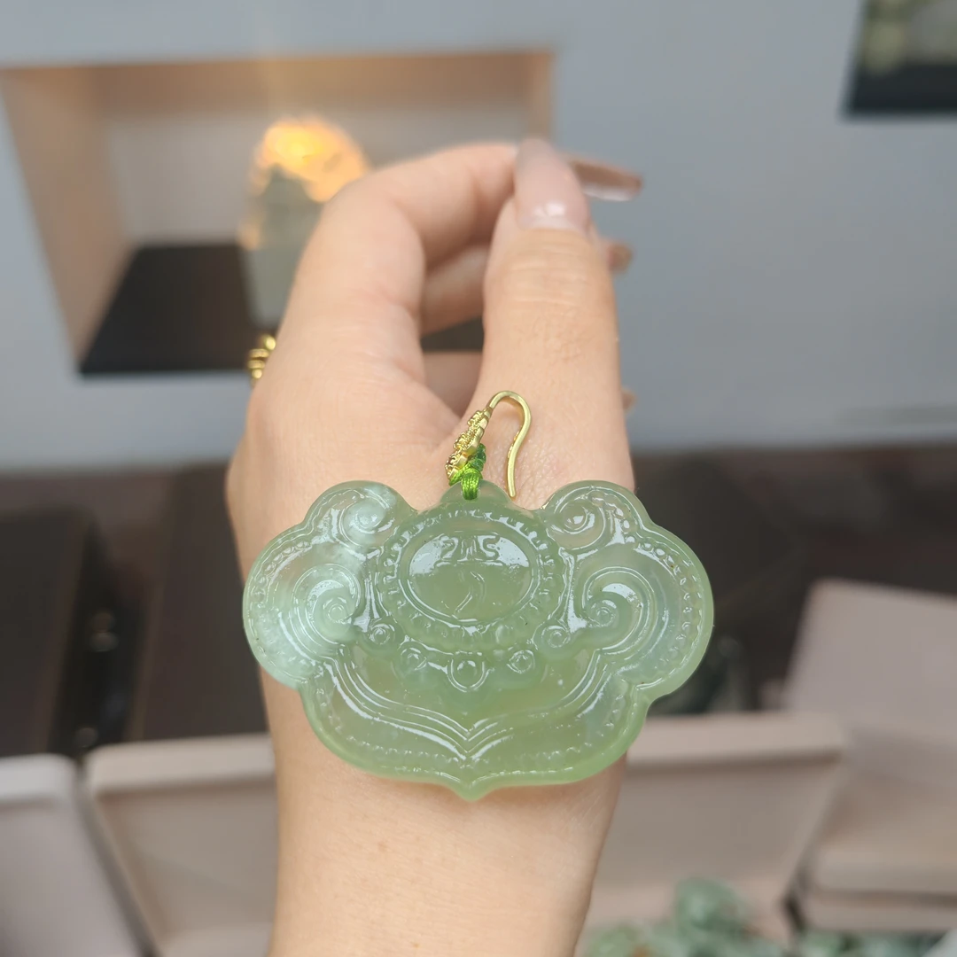 岫玉上品精美葡萄肉平安锁（万能扣）