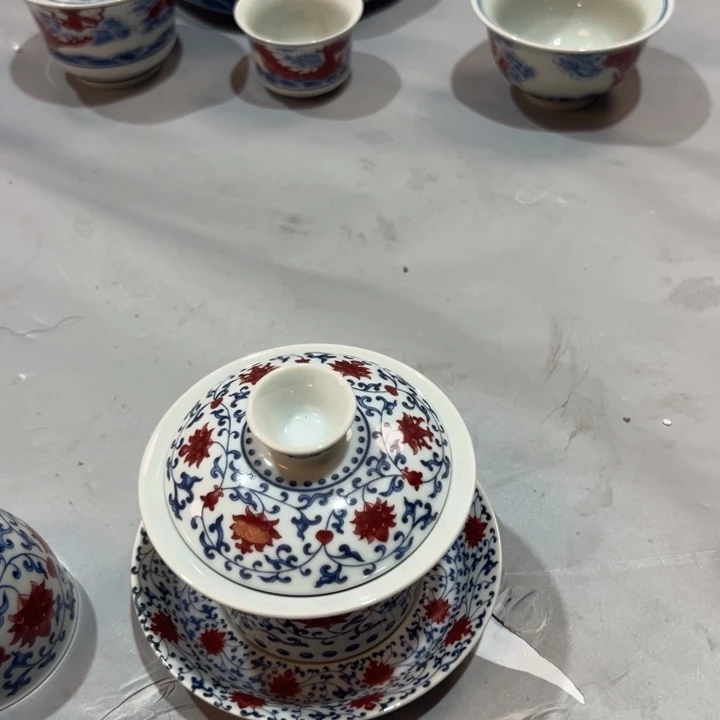 青花釉里红缠枝莲马蹄盖碗