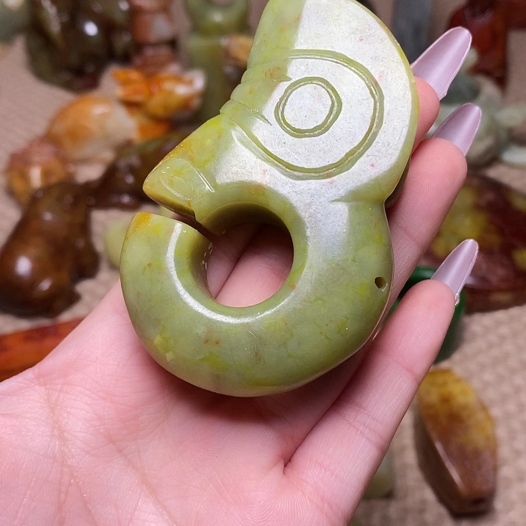 蛇纹石玉足铂镶嵌颈饰