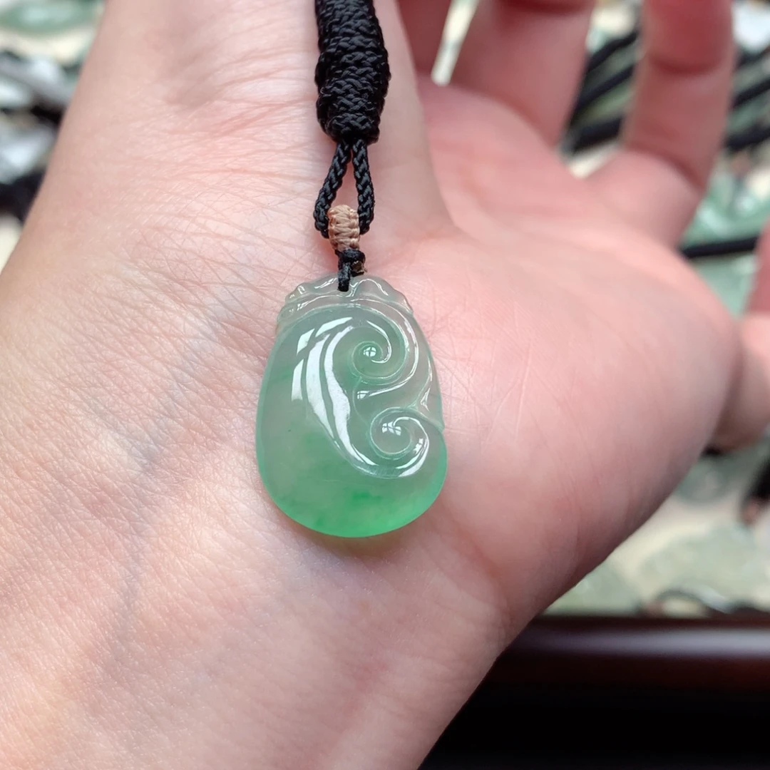 l***m翡翠未镶嵌颈饰如意