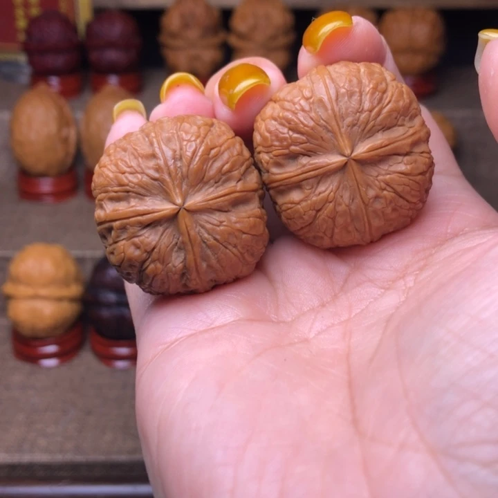 文玩核桃把件8号状元红四楞32尺