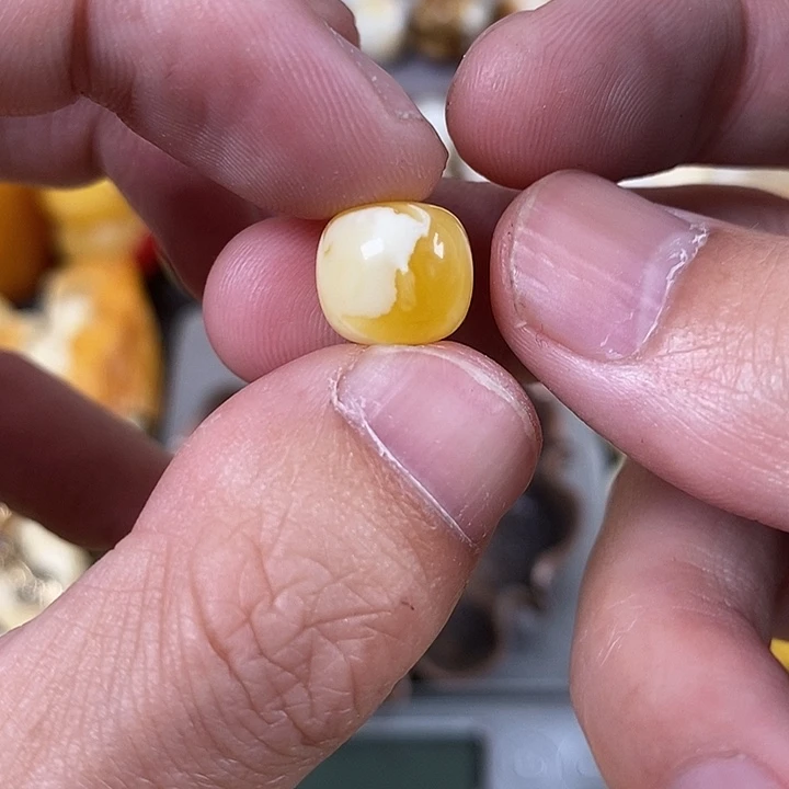 琥珀裸石未镶嵌我