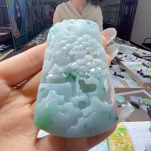翡翠未镶嵌颈饰一个