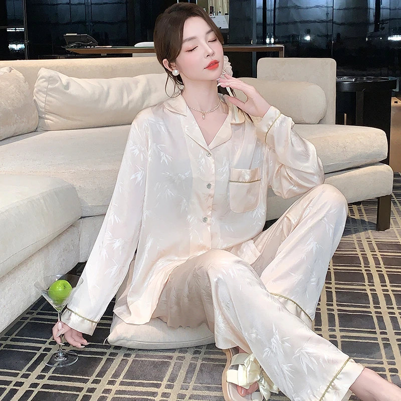 冰丝新风尚女款2025春秋清凉超好看居家套装透气轻盈显瘦百搭必备