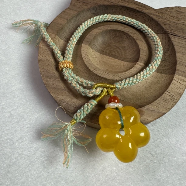 花朵蜜蜡编绳手串