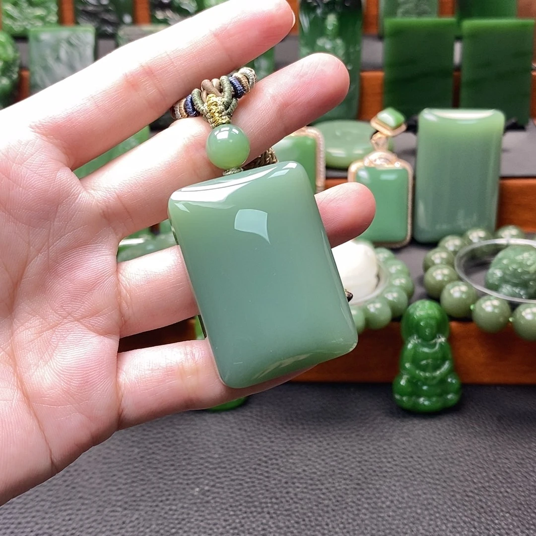 和田玉（碧玉）未镶嵌颈饰游****粉青无事牌