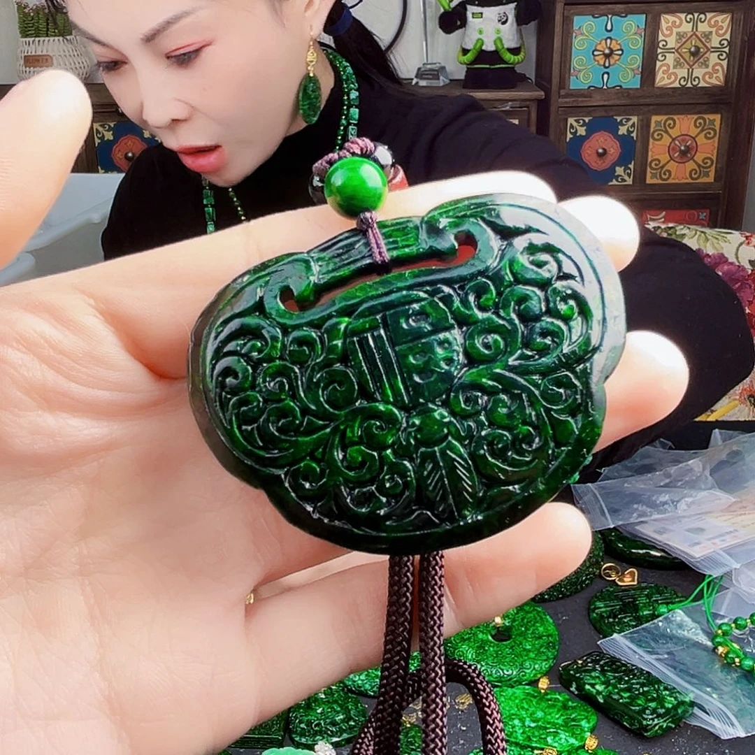 颈饰未镶嵌翡翠多样性