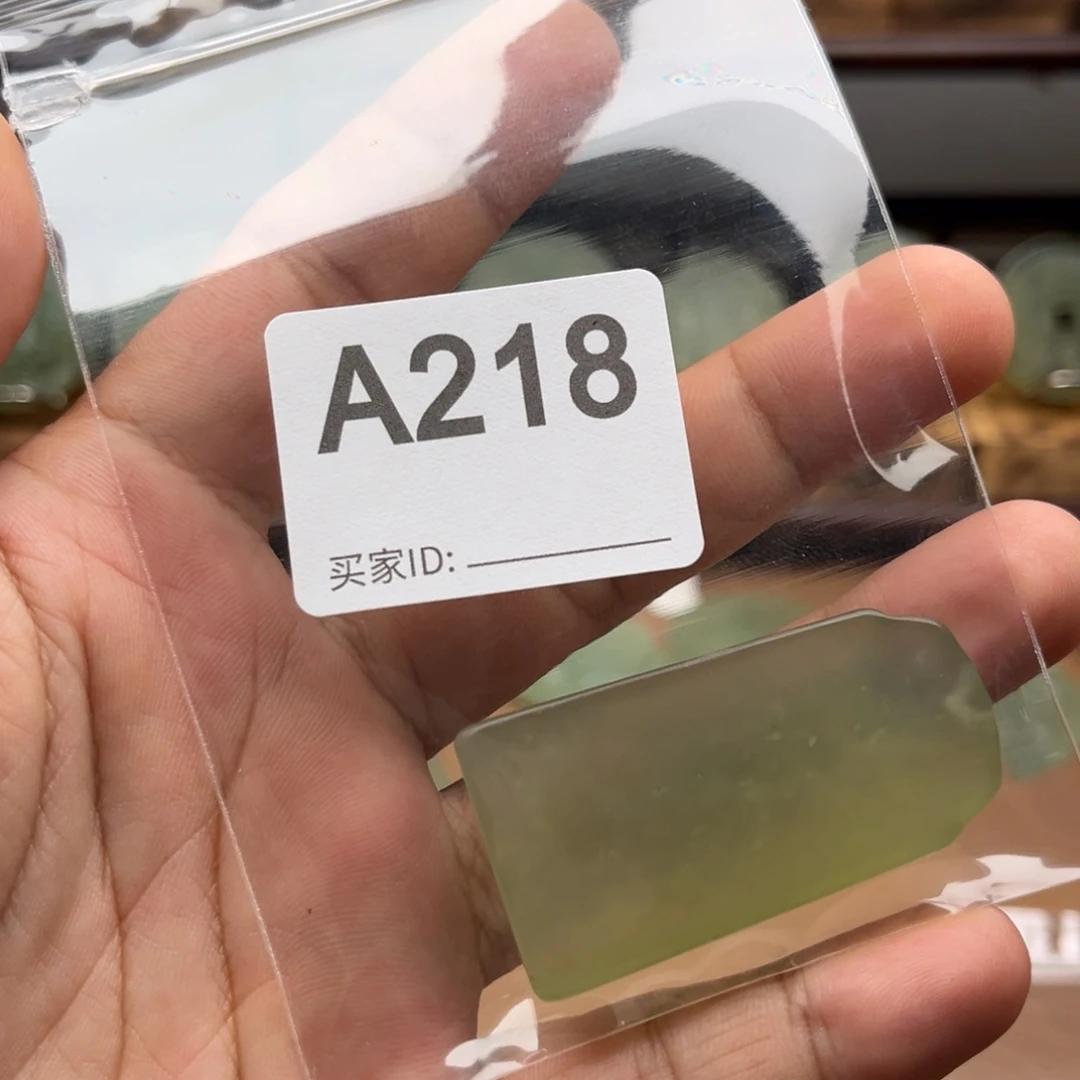 封***爱未镶嵌蛇纹石玉颈饰