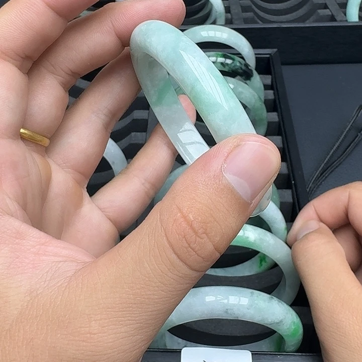 无非金属缅绿飘花手镯