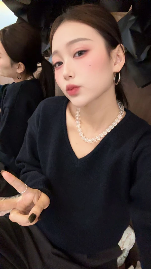 定制款V领羔羔显瘦毛衣