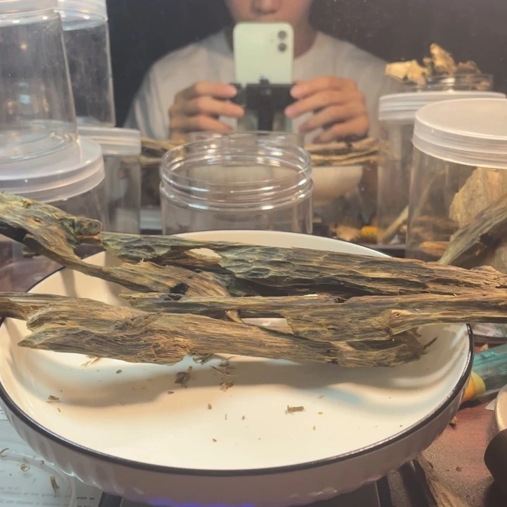 沉香手把件乌身圆叶树心油