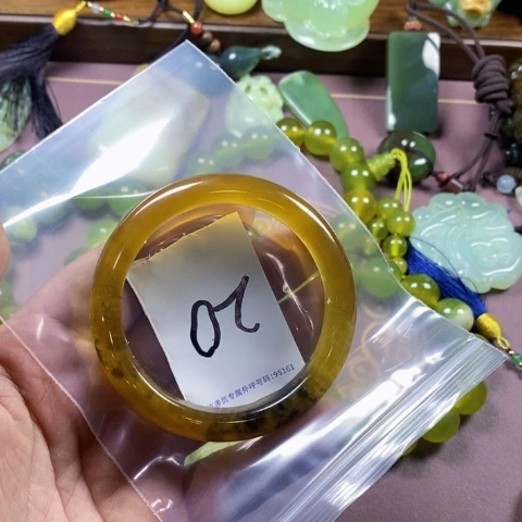 未镶嵌蛇纹石玉颈饰心***?