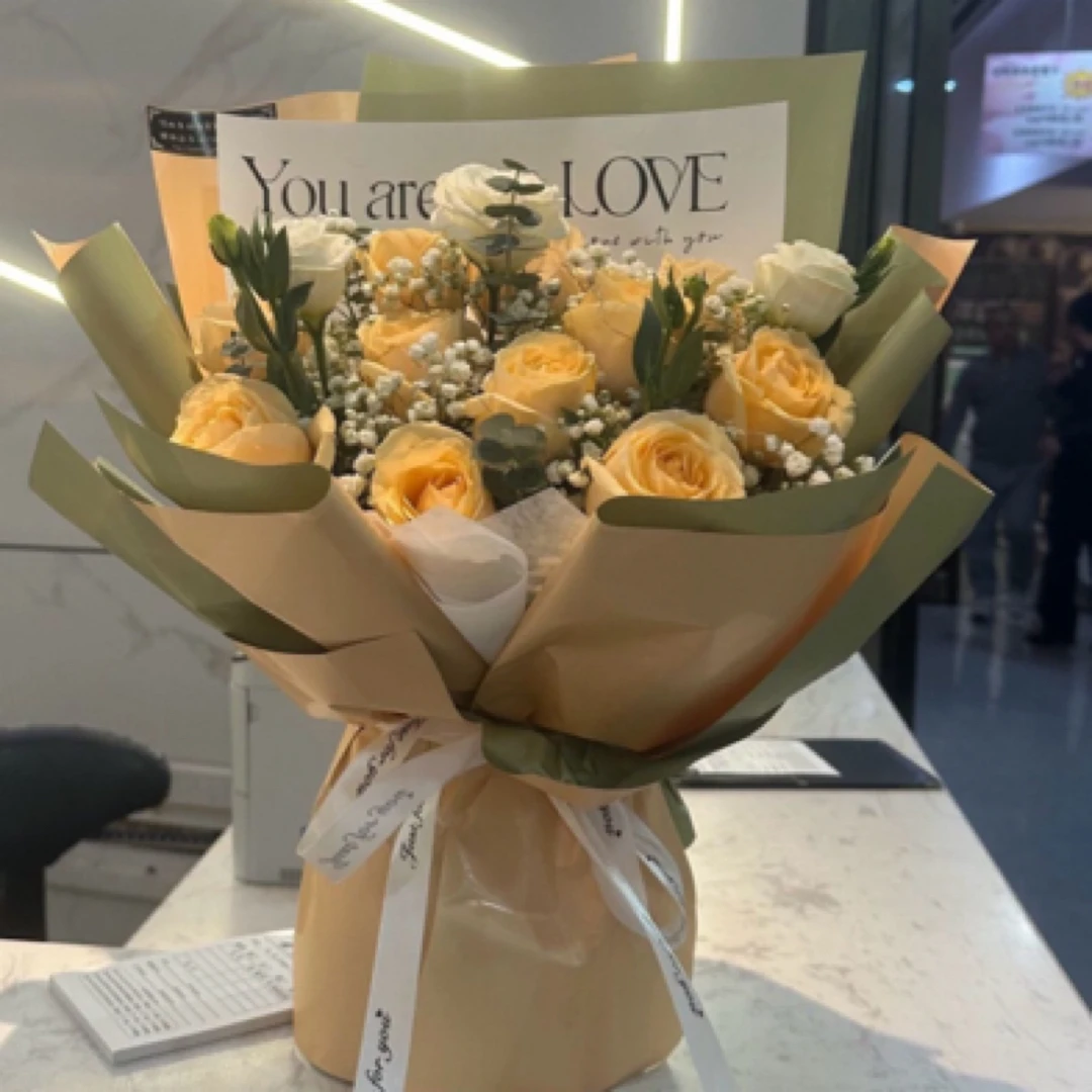 11朵香槟玫瑰混搭花束