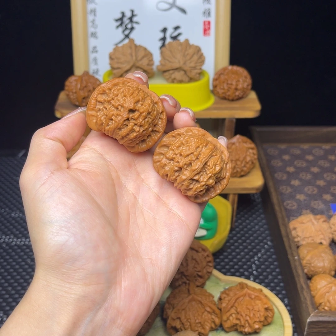 文玩核桃吊坠血麒麟43打底微微修