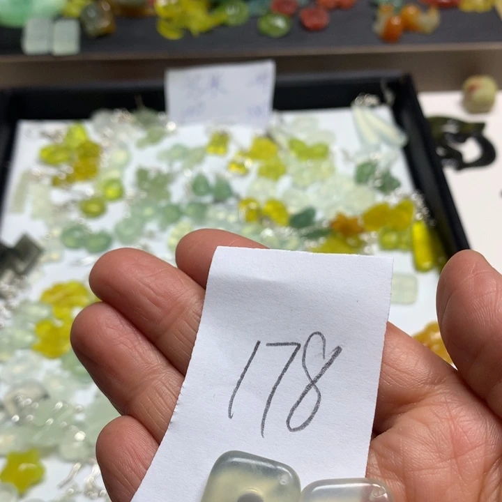 蛇纹石玉耳钉足银镀金镶嵌?****熊