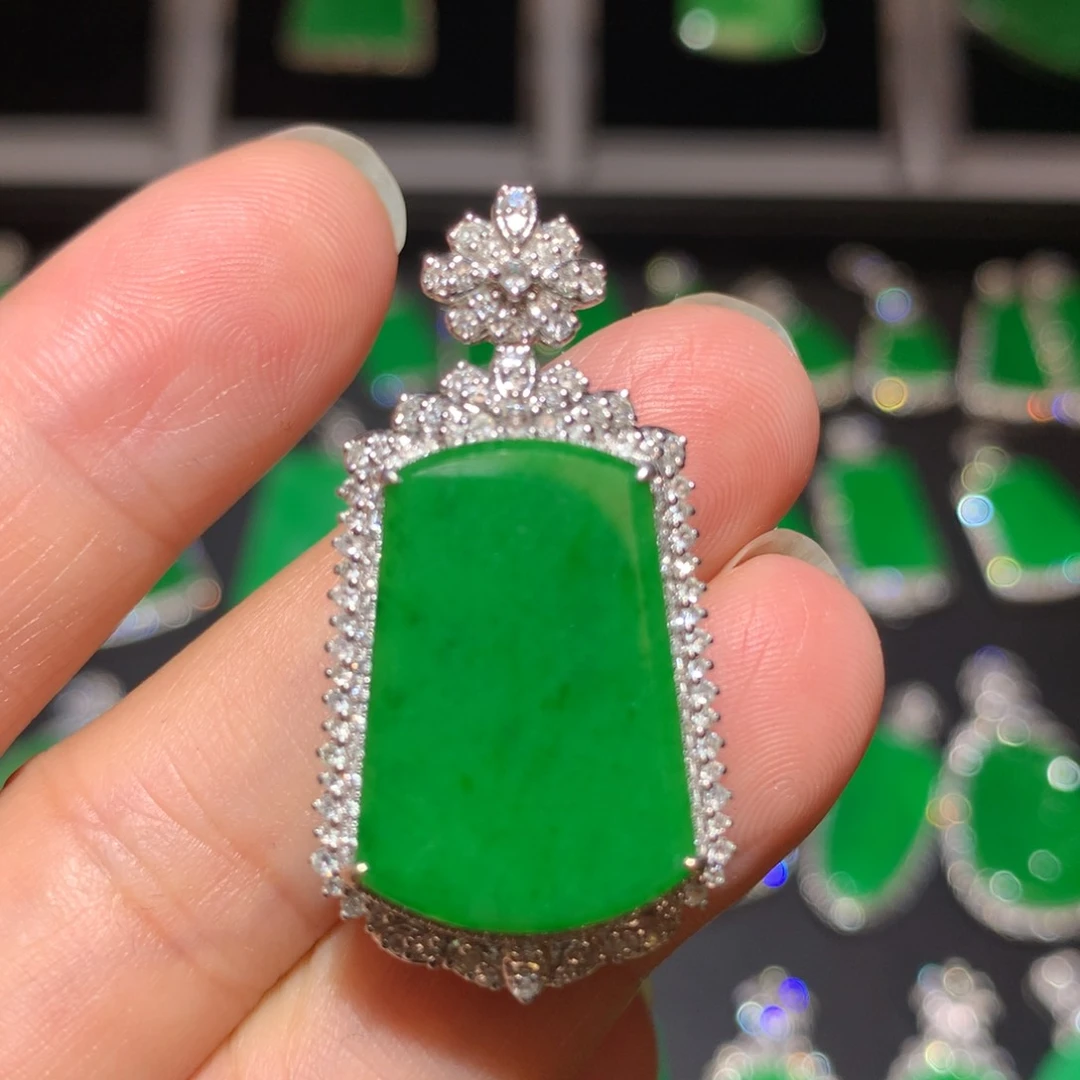 翡翠18K金镶嵌颈饰翡翠