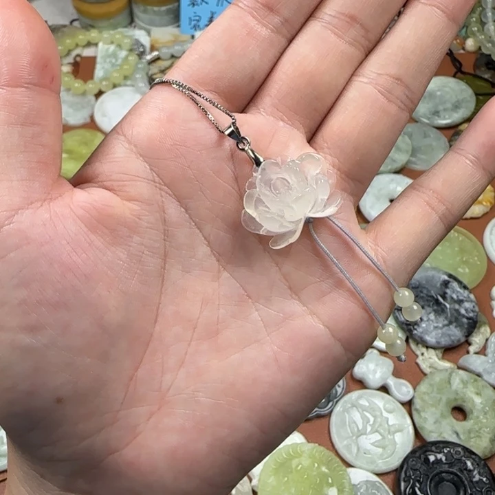 蛇纹石玉未镶嵌颈饰荷花