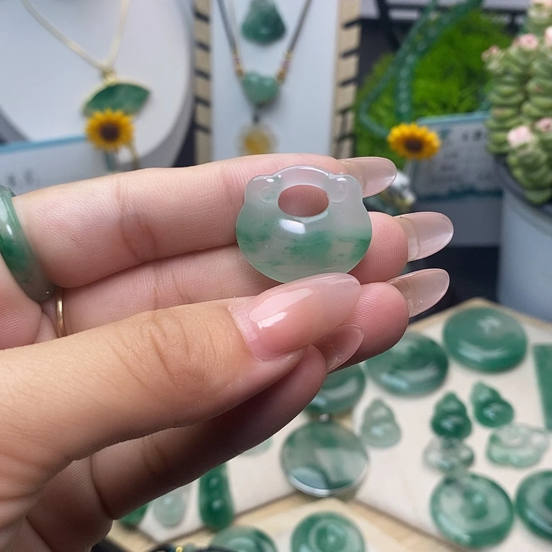 颈饰未镶嵌石英岩玉