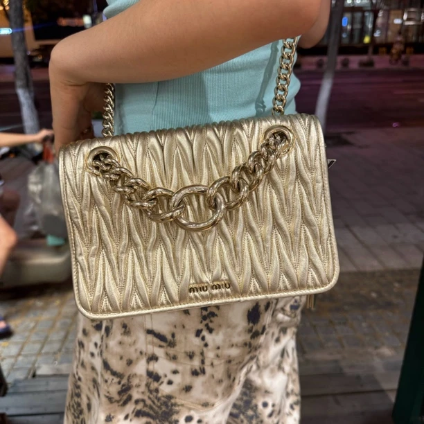 95新 MIU MIU/缪缪 缪缪 珠光金褶皱斜挎包