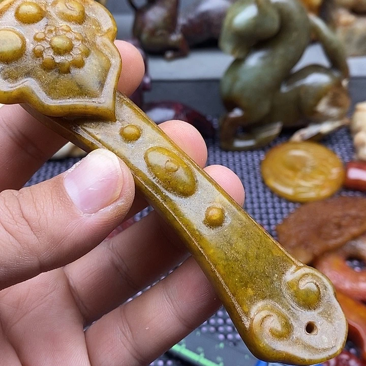 蛇纹石玉未镶嵌颈饰