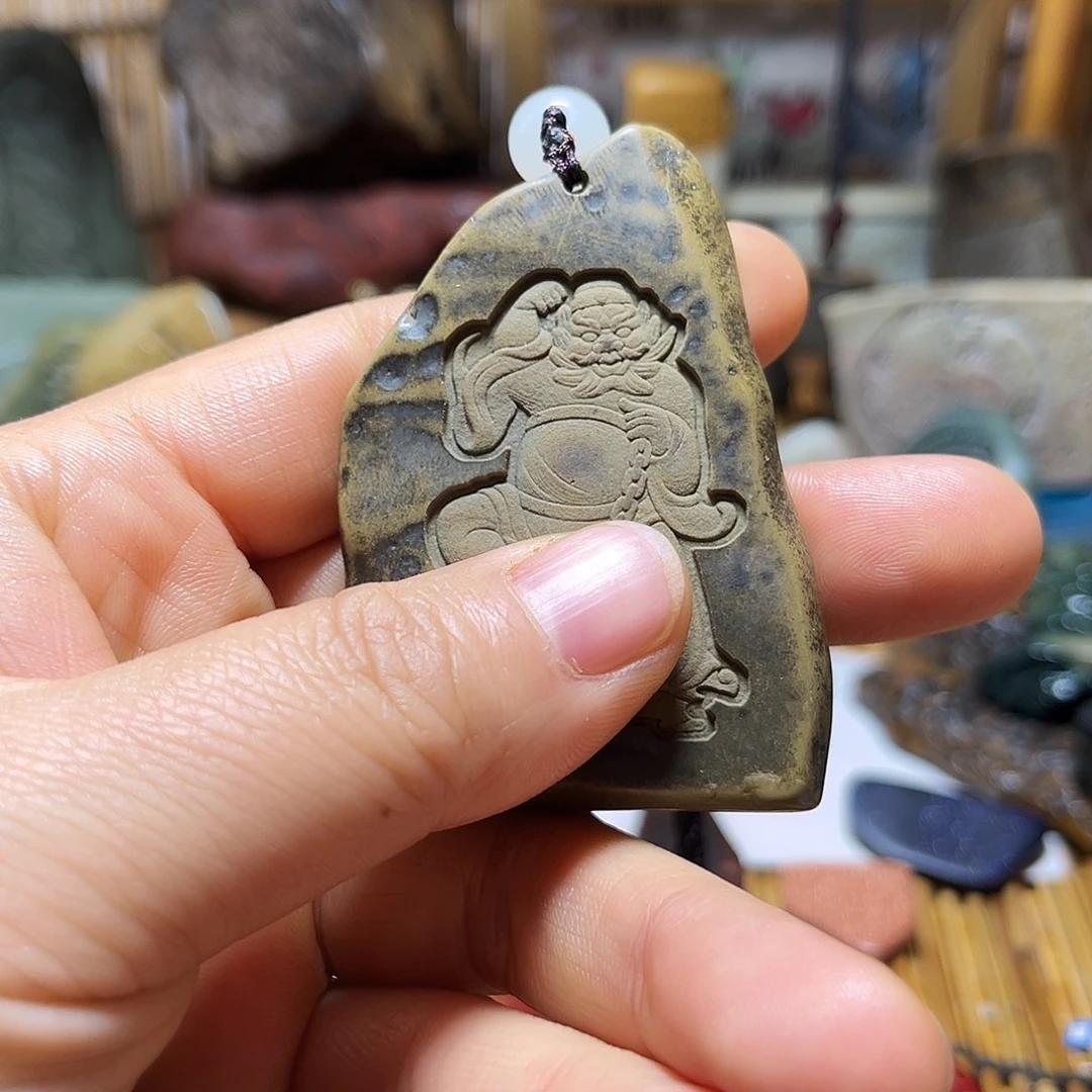 新疆原石雕刻手把件