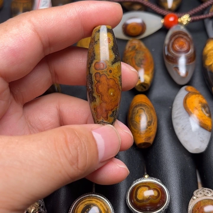 石英质玉珠宝半成品未镶嵌三**?