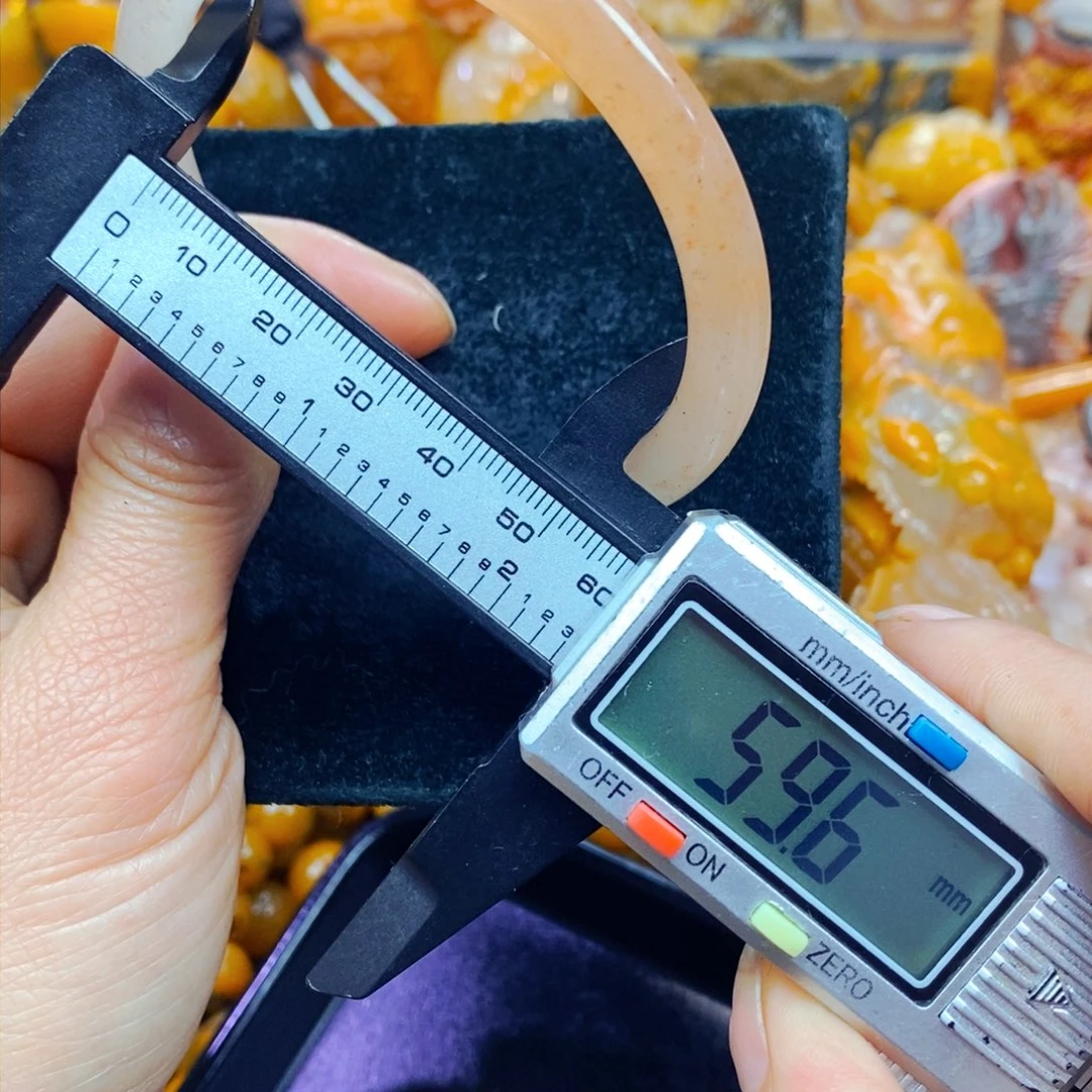 未镶嵌石英质玉（黄龙玉）颈饰