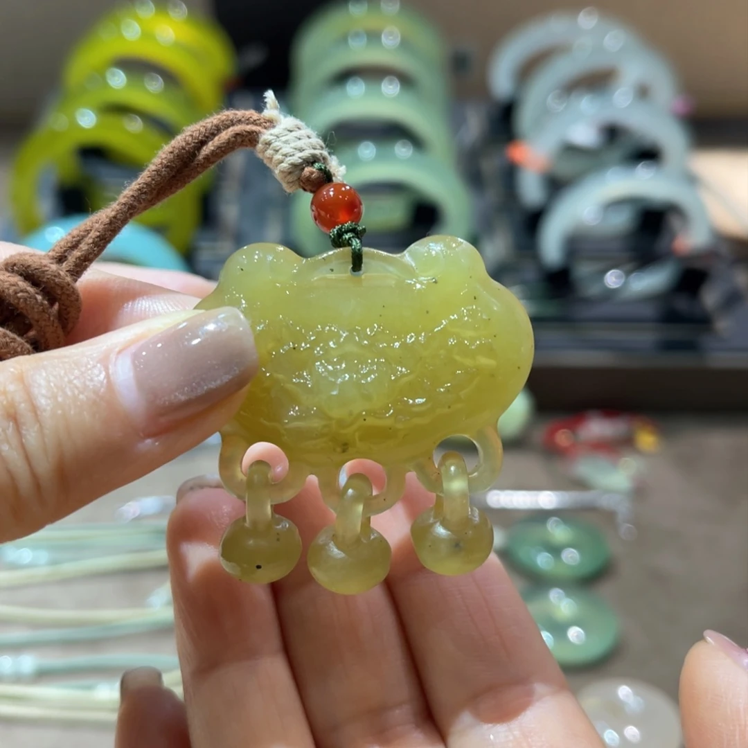 蛇纹石玉颈饰未镶嵌