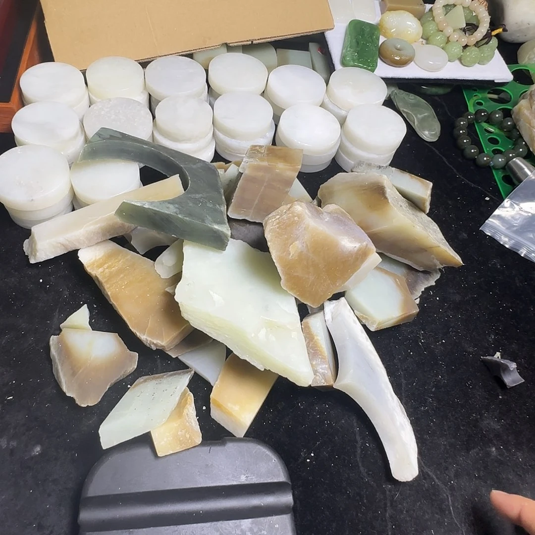 j***w和田玉（糖玉）未镶嵌珠宝半成品