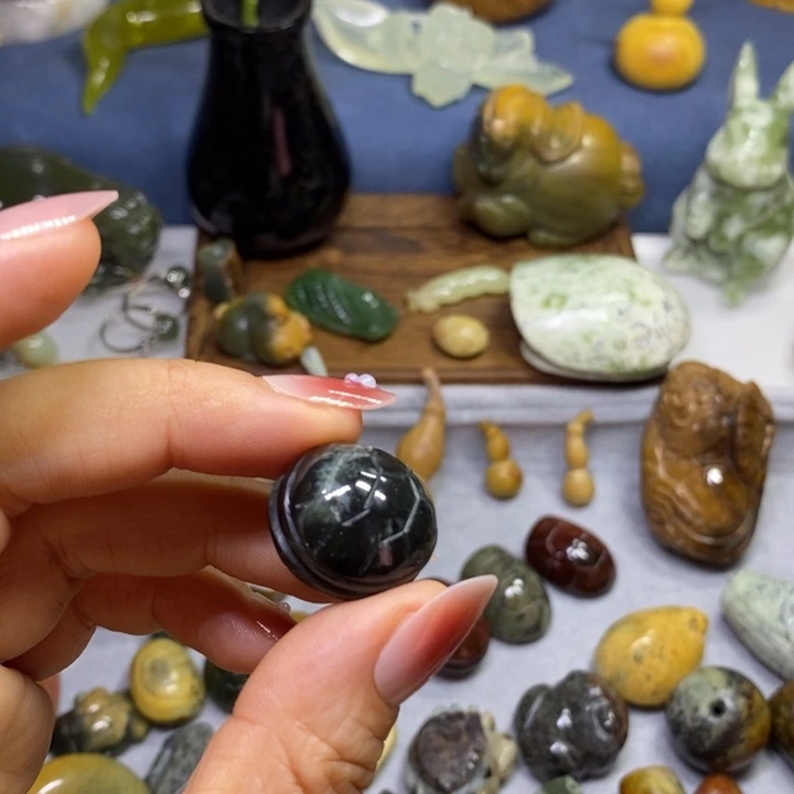 透闪石质玉未镶嵌挂件双面