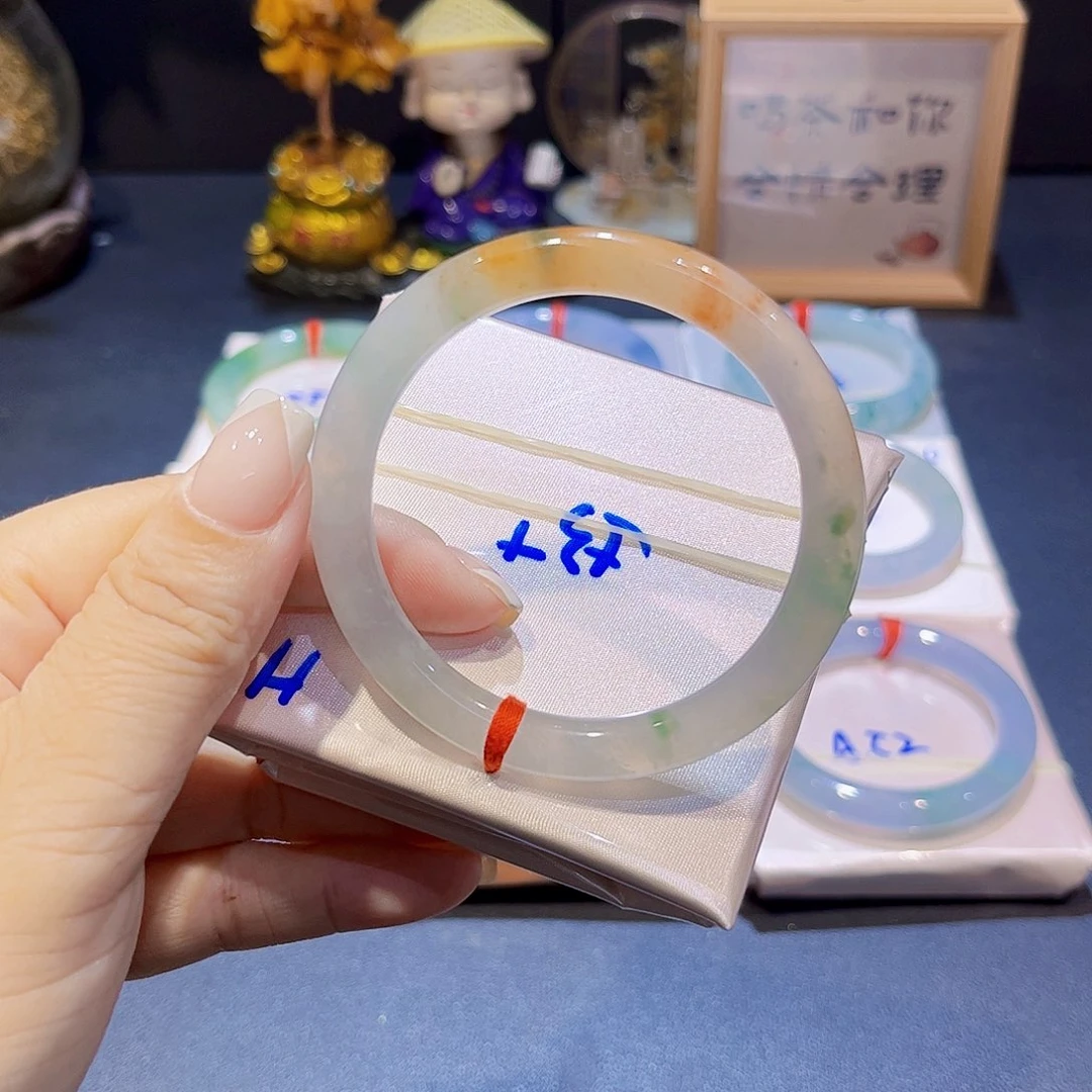 翡翠手镯未镶嵌翡翠手镯
