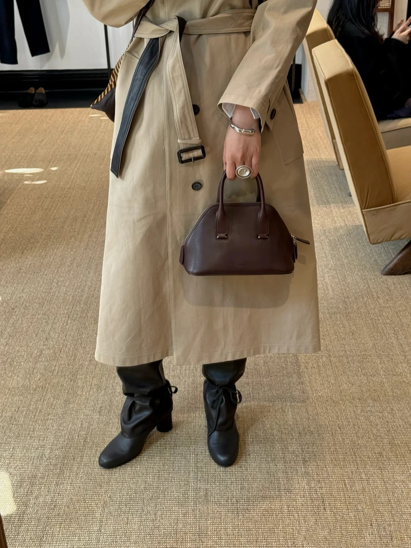 25年新款-高级黑真皮精致贝壳包包（B5076#）爱唯依