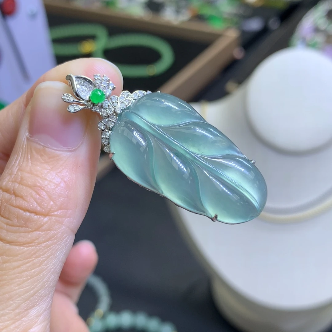 颈饰18K金镶嵌翡翠