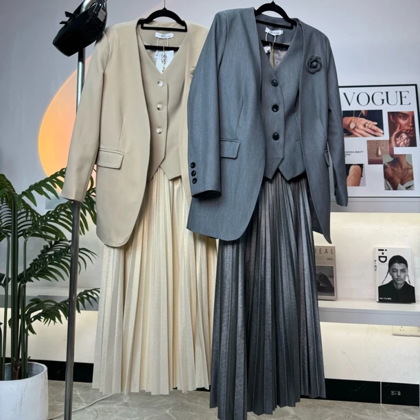 今年流行漂亮小香风灰色西装套装早春款穿搭2025新款送胸花