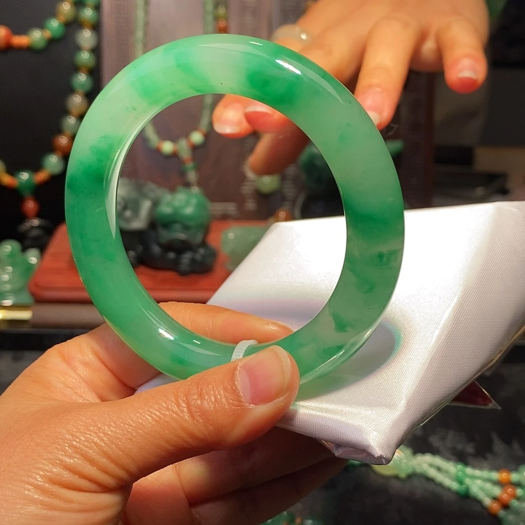 世***关石英质玉（非洲翠）未镶嵌手镯