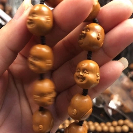 橄榄核吊坠十分开心