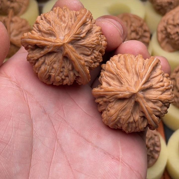 张***曦把件文玩核桃40左右文山三棱