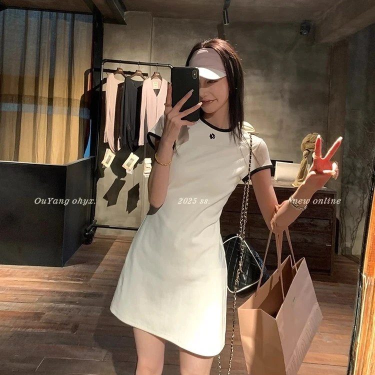 区区欧阳 4/14 20点高尔夫少女撞色刺绣短袖修身针织连衣裙夏季显