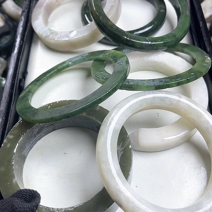 和田玉（糖玉）和田玉边角料9K金镶嵌三**岳