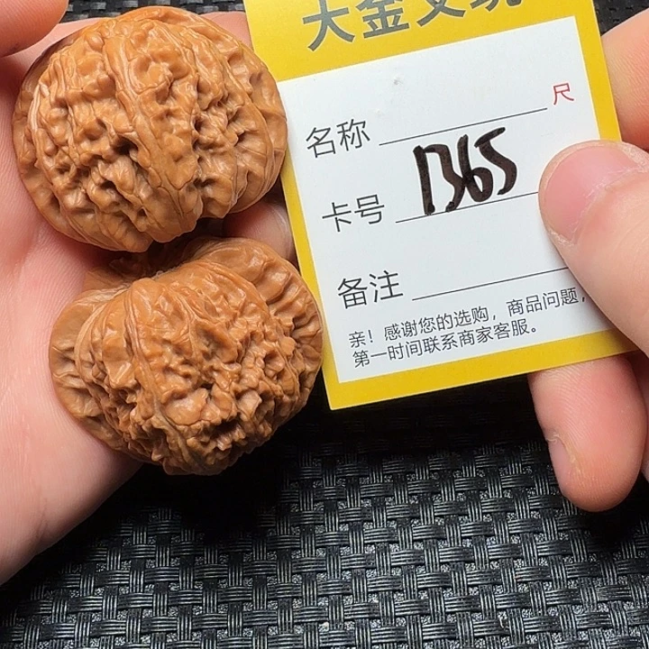 文玩核桃吊坠白狮子