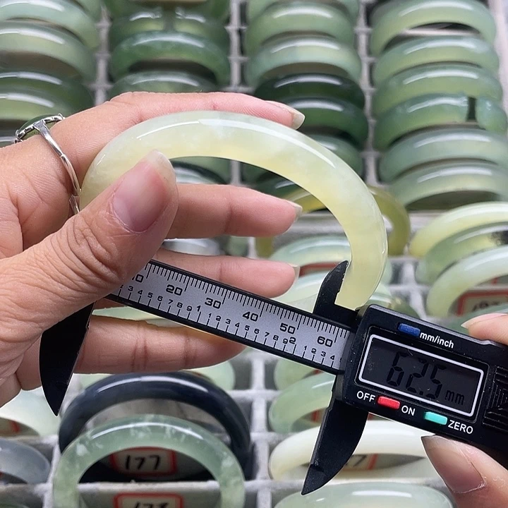 蛇纹石玉未镶嵌手镯197