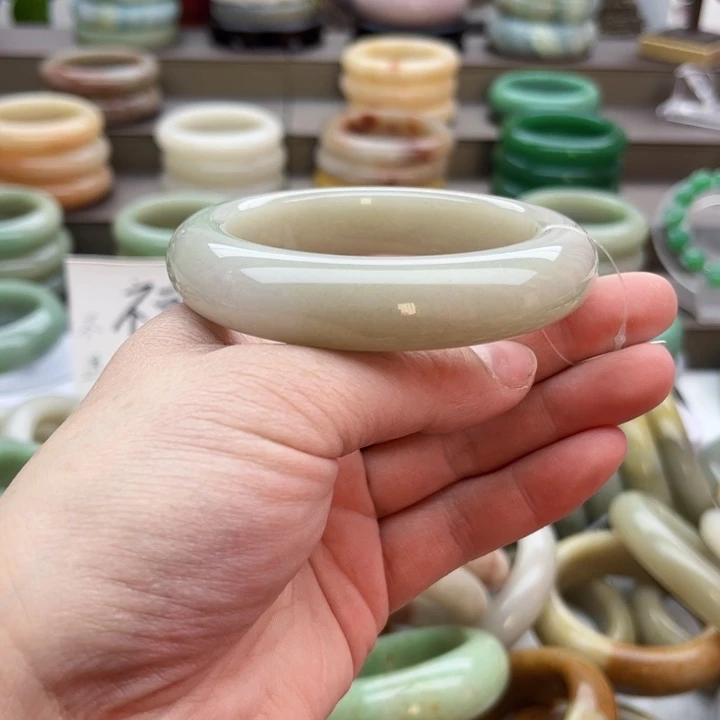 石英质玉手镯未镶嵌深****伴