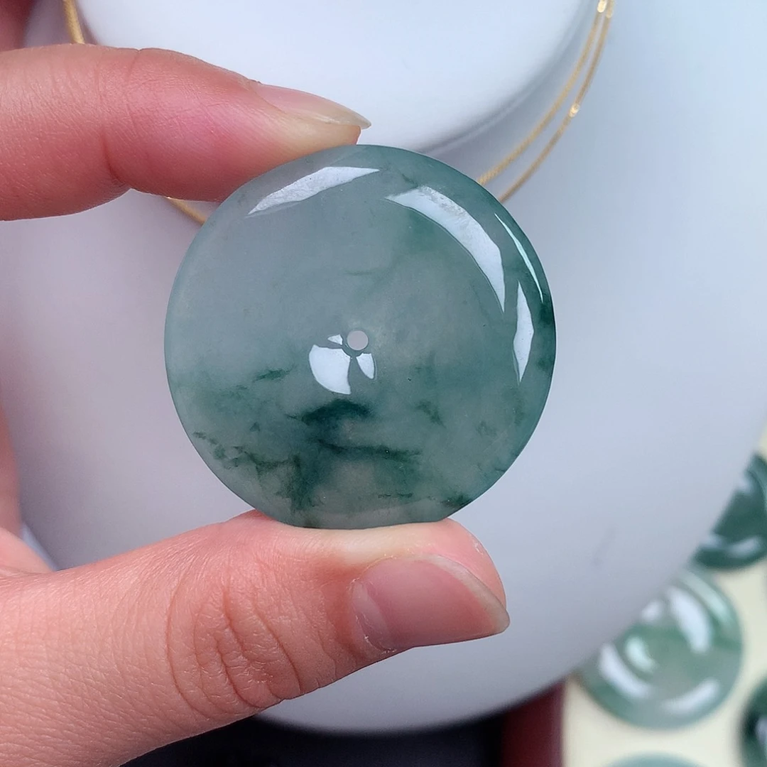 翡翠颈饰未镶嵌平安扣